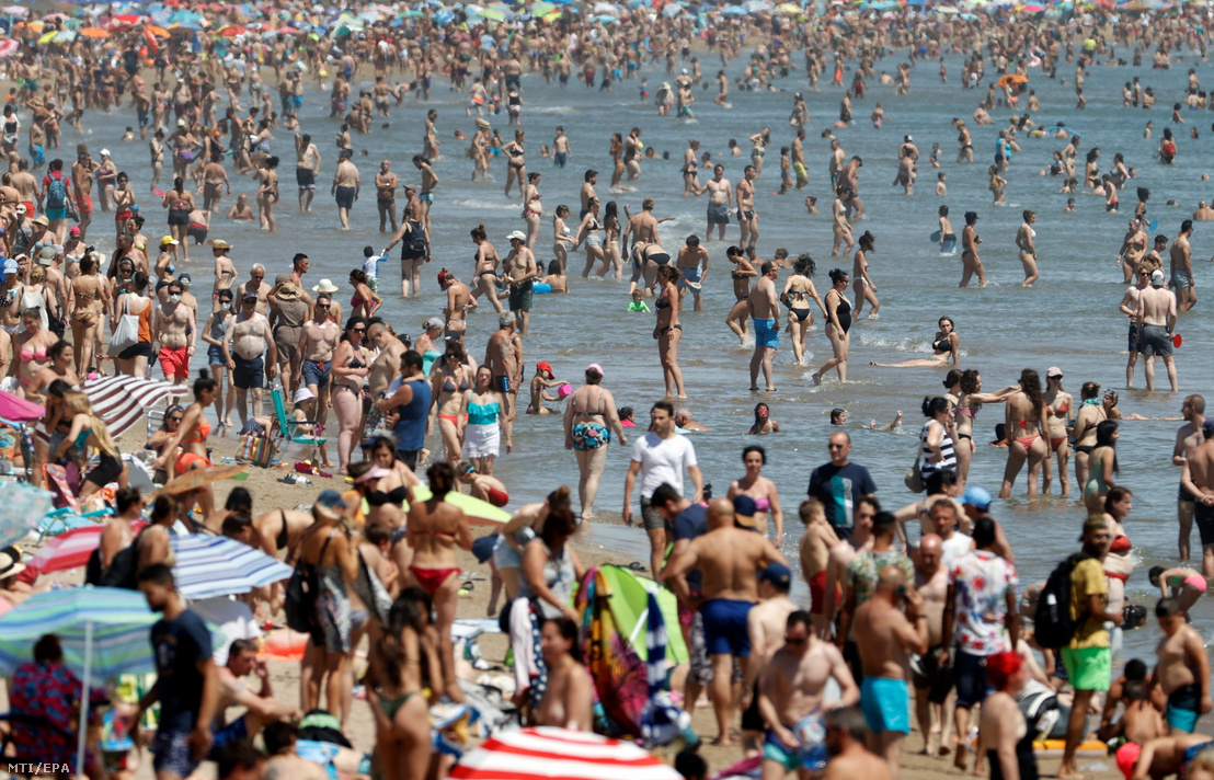 Strandolók Valencia Malvarrosa nevű tengerparti strandján 2021. július 4-én