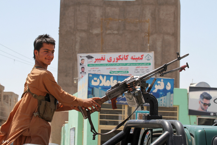Tálib-ellenes fiatal milicista áll őrt