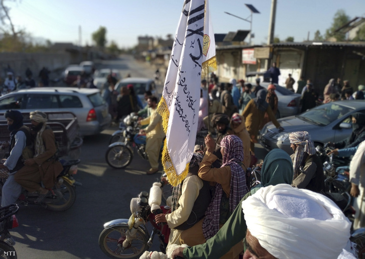 Radikális iszlamista tálib harcosok mennek az utcán, miután elfoglalták az Afganisztán nyugati felében található Faráh tartomány azonos nevű székhelyét 2021. augusztus 10-én