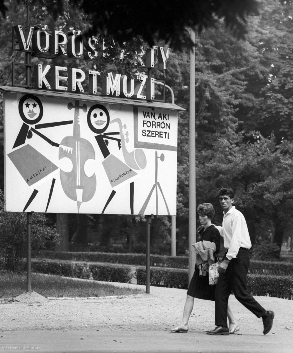 Fiatal pár sétál el a Vörösmarty kertmozi plakátja előtt a Margitszigeten 1965. július 20-án