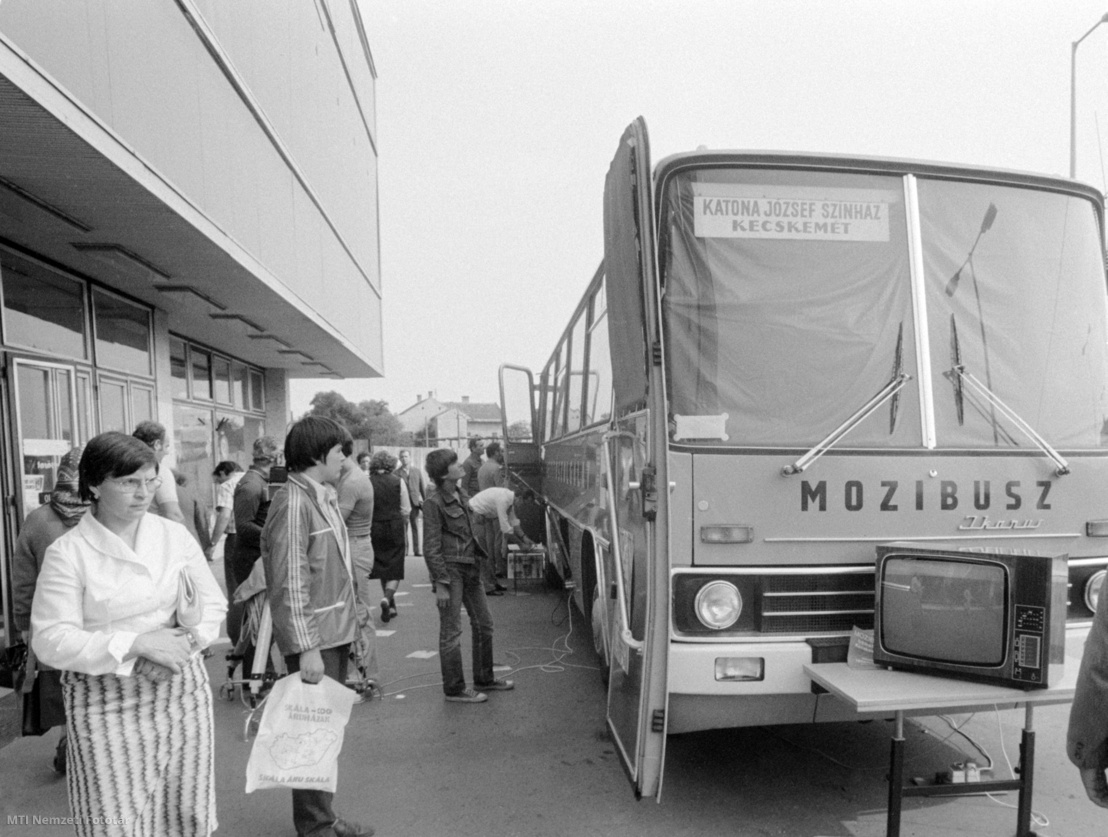 1981. szeptember 4. Mozibuszt üzemeltet a Bács-Kiskun megyei Moziüzemi Vállalat Kecskeméten és környékén. Az IKARUS 255 típusú kétajtós városi autóbuszt úgy alakították át, hogy belsejében 35 fő részére lehet mozielőadásokat tartani. A kísérleti mozibuszt elsősorban a tanyavilágban külterületi iskolákban, üdülőhelyeken, termelőszövetkezetekben, állami gazdaságokban és munkásszállásokon kívánják hasznosítani