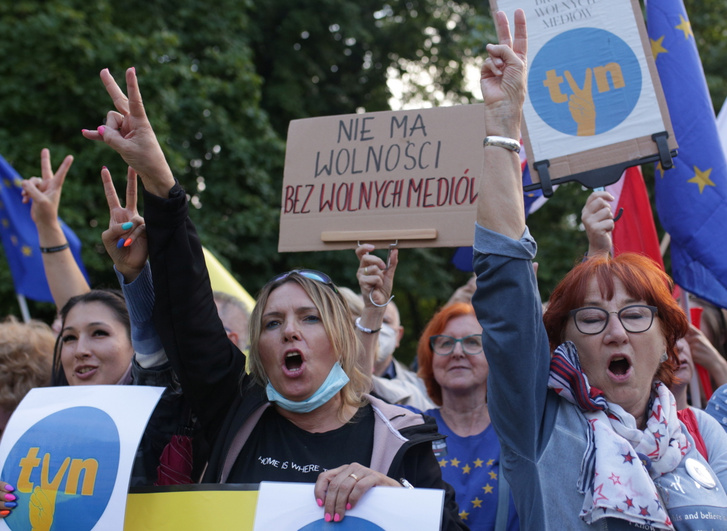 A tévé mellett tüntetők 2021. augusztus 10-én Varsóban