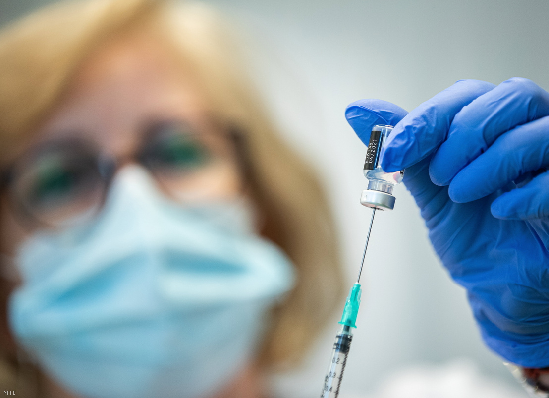 Oltáshoz készítenek elő egy koronavírus elleni vakcinát Budapesten 2021. február 28-án