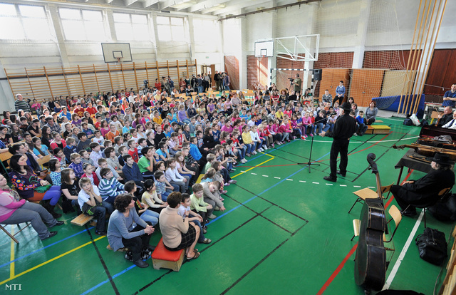 Rendhagyó énekórát tart a Muzsikás együttes a Bolyai János Általános Iskolában