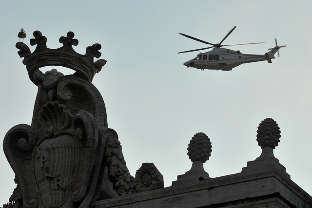 A XVI. Benedek pápát szállító helikopter elhagyja a Vatikánt