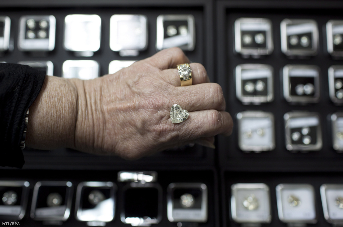 Gyémánttal díszített gyűrűt visel egy kereskedő a gyémánttőzsdén a Tel-Aviv melletti Ramat Ganban megrendezett 6. Nemzetközi Gyémánthéten 2017. február 15-én