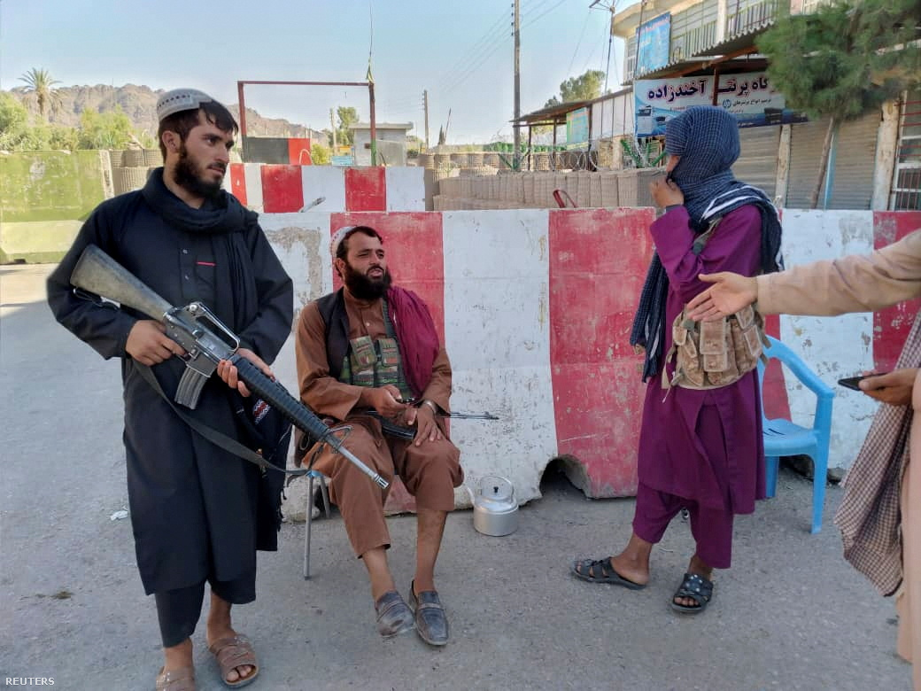 Tálib harcosok őrködnek az afganisztáni Farah egyik ellenőrző pontján