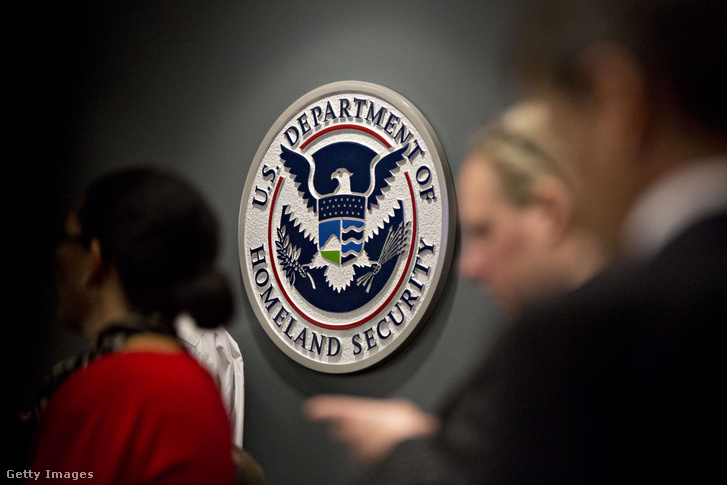 Az amerikai Nemzetbiztonsági Minisztérium logója az épületen belül