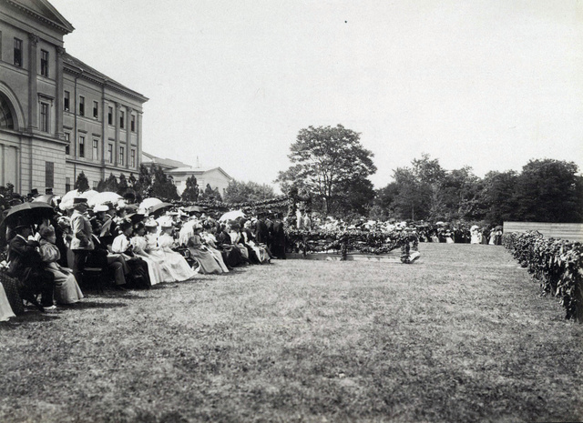 A Ludovika Akadémia millenniumi ünnepsége az Orczy-kertben Ferenc József császár részvételével (1896).