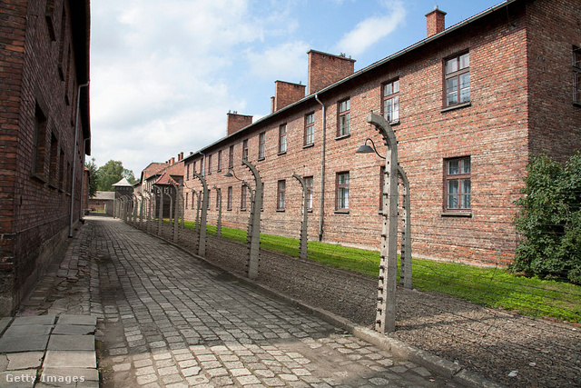 Az auschwitzi táborban áramot vezettek a kerítésbe, ami a barakkokat elválasztotta az irodaépületektől