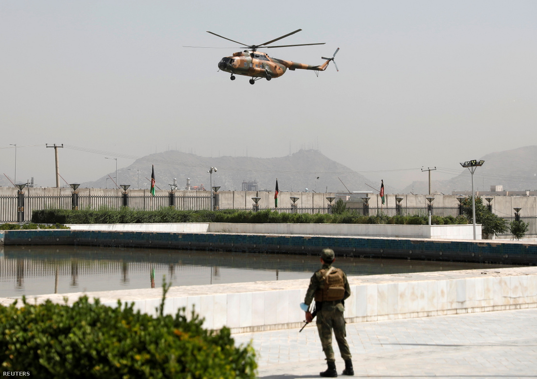 Asráf Gánit katonai helikopterrel menekítették ki az országból