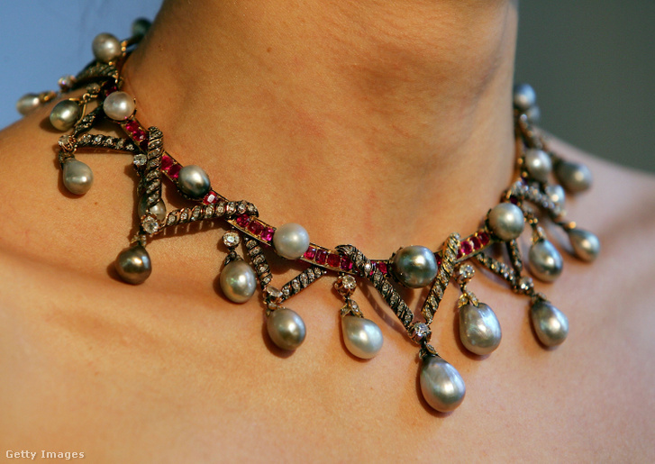 Marie Antoinette igazgyöngyökkel, gyémántokkal és rubinnal díszített nyaklánca