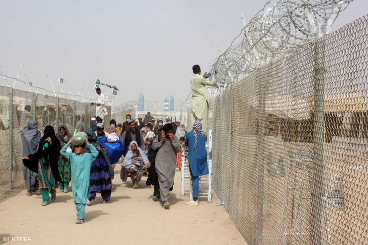 Menekülő afgánok a pakisztáni határon
