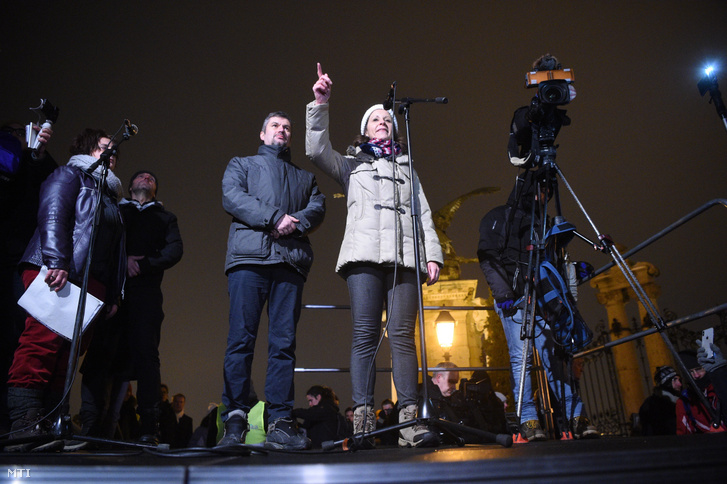 Szl Bernadett s Hadhzy kos fggetlen orszggylsi kpviselk a Sndor-palota eltti ellenzki demonstrcin 2018. december 21-n