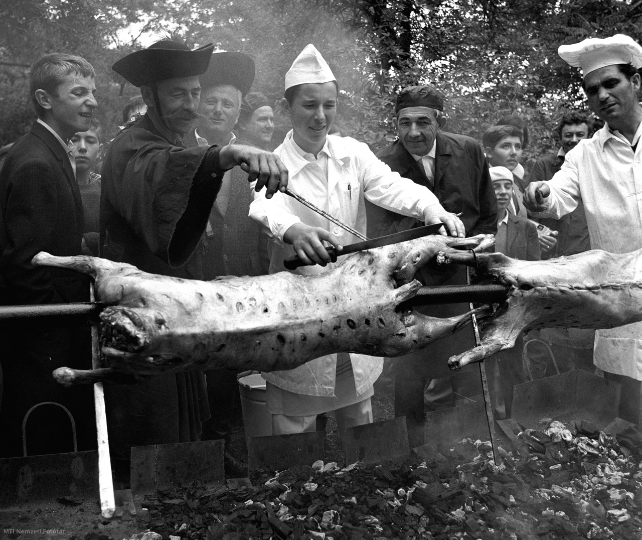 Nyárson sütik a birkát a Hortobágyi Csárda udvarán a Hidi Vásáron 1968. augusztus 20-án