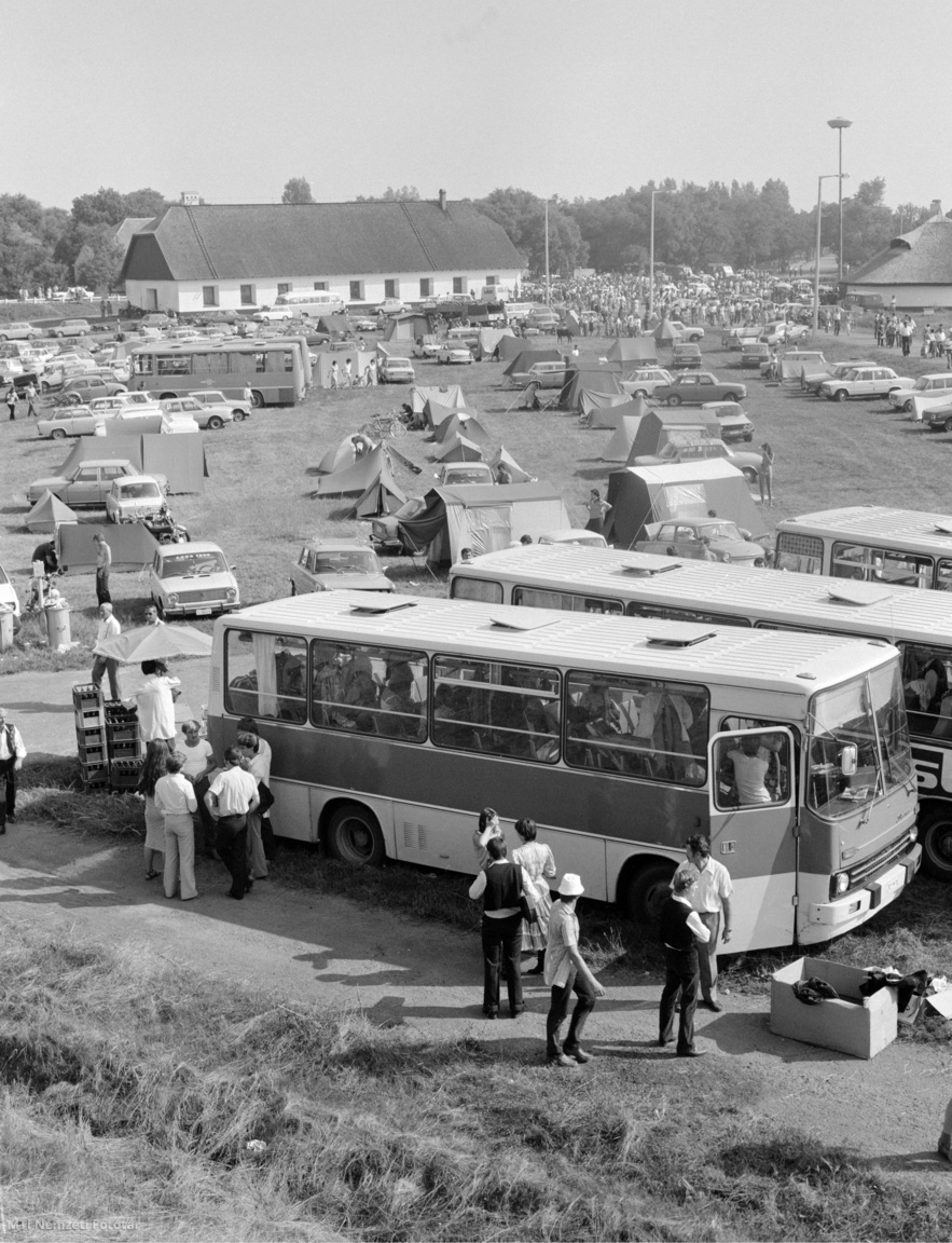 1982. augusztus 20.  Autóbusszal érkeznek a látogatók a Kilenclyukú híd lábánál 17. alkalommal megrendezett hagyományos hídi vásárra a Hortobágyon