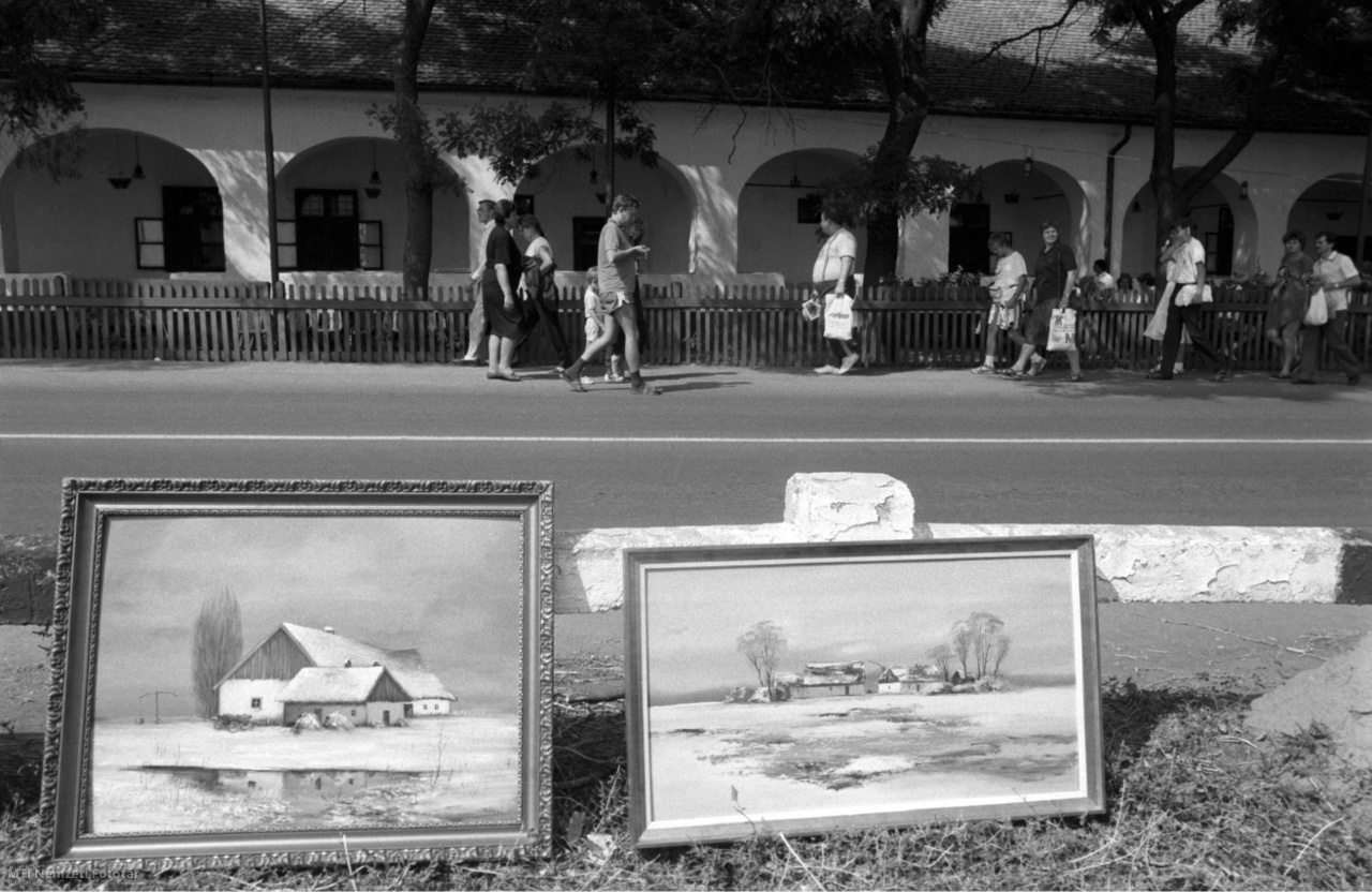 Eladásra kínált pusztai tájképeket ábrázoló festmények a hídi vásárban a Hortobágyi Csárdával szemközt 1990. augusztus 19-én