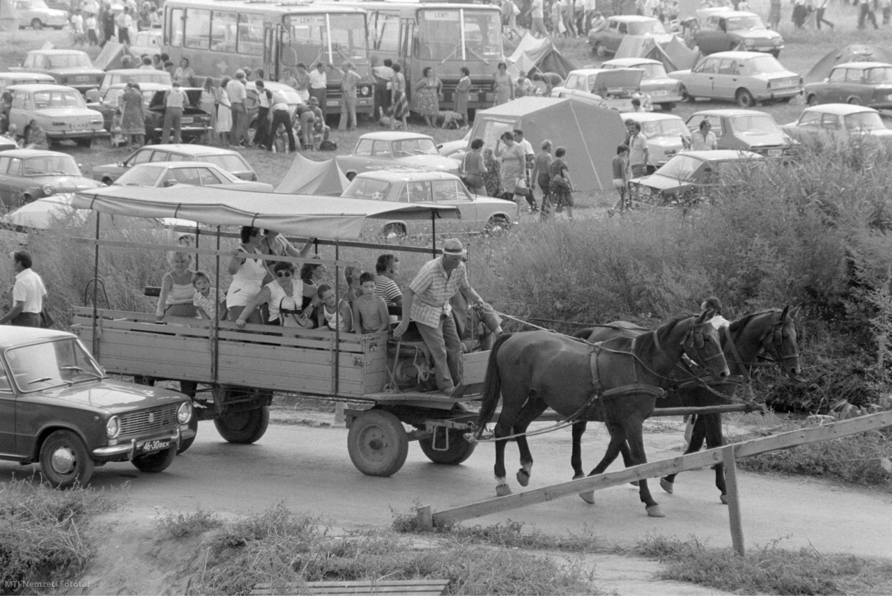 1982. augusztus 20.  Lovas kocsin érkeznek a látogatók a Kilenclyukú híd lábánál 17. alkalommal megrendezett hagyományos hídi vásárra a Hortobágyon