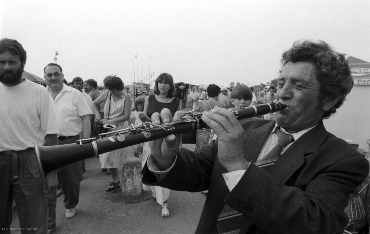 Egy klarinétos a vásári forgatagban. A hortobágyi Nemzetközi Lovasnapok részeként országos népművészeti és kézműves kirakodóvásár is várta az érdeklődőket 1990. június 30-án