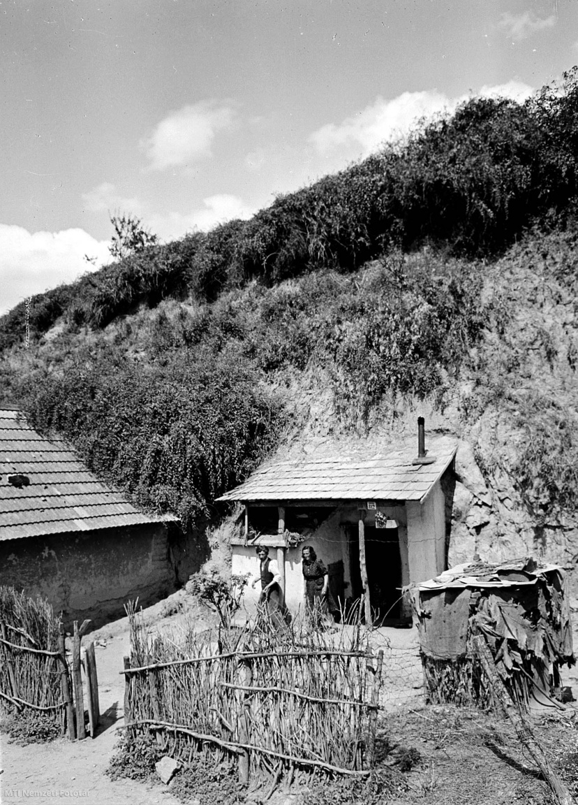 Löszbe vájt barlanglakás Dunapentelén 1951. június 28-án