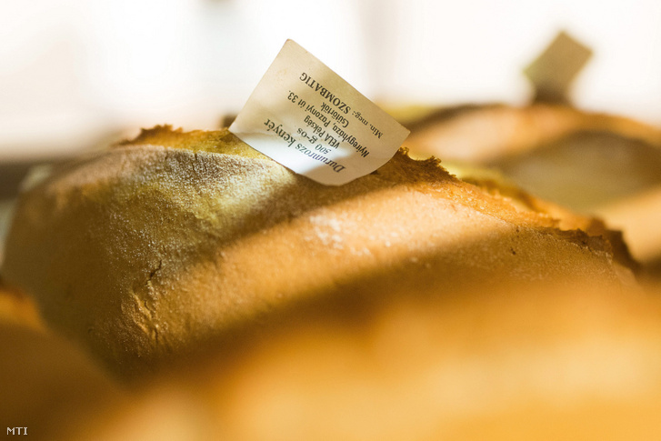Frissen sült kenyér egy nyíregyházi pékségében 2015. január 28-án