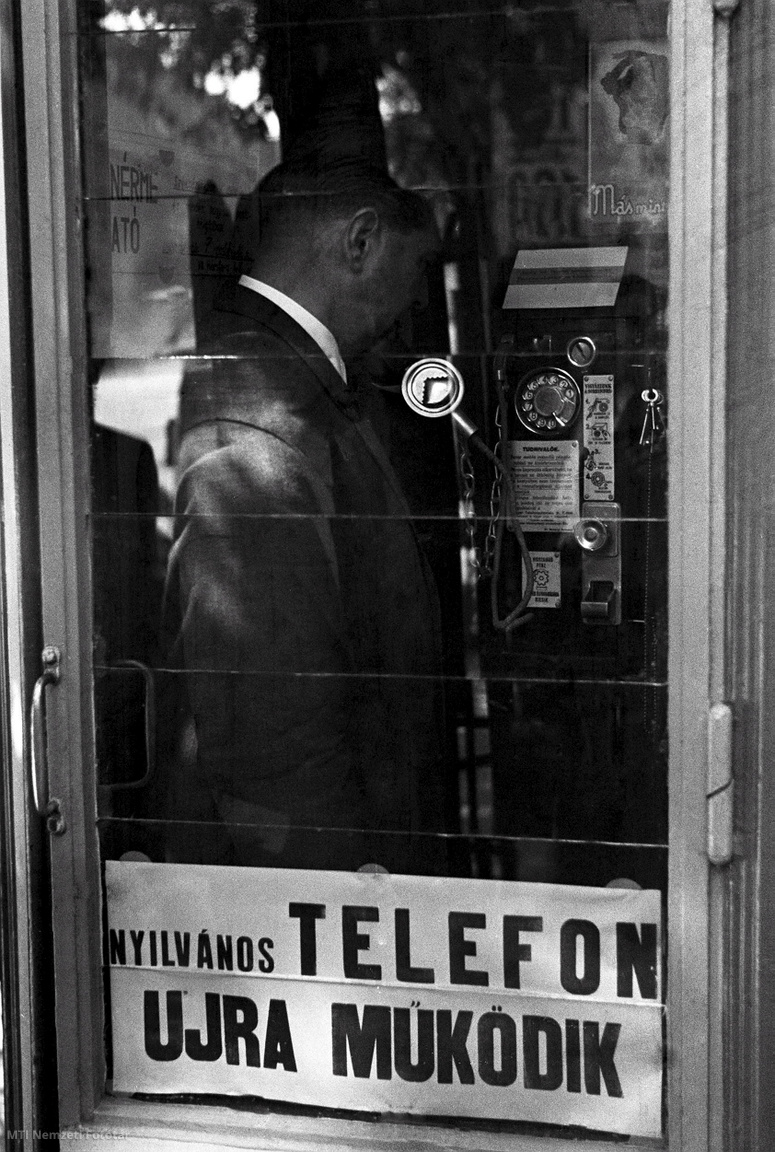 1946. szeptember 5. Egy férfi telefonál az egyik új utcai telefonfülkéből, miután üzembe helyeztek a fővárosban húsz távbeszélő állomást. Az egységnyi telefonbeszélgetés ára 80 fillér, a használathoz szükséges telefonérmék a MaTaRt-nál (Magyar Telefonautomata Rt.) szerezhetők be