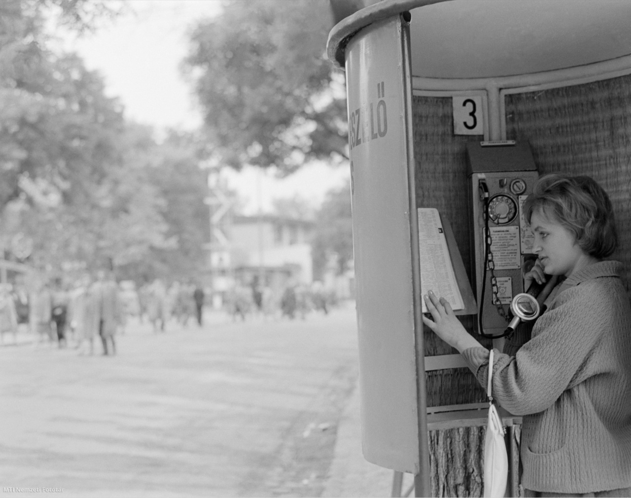 1961. május 21. Fiatal nő telefonál egy telefonfülkéből a Városligetben a május 18–28. között megrendezésre kerülő Budapesti Ipari Vásáron.