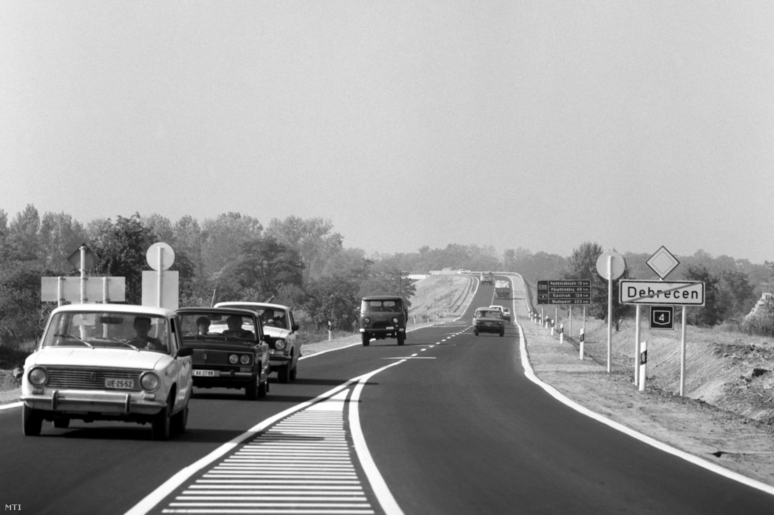 Forgalom az új közúti felüljárón a 4-es számú főút debreceni bevezető szakaszán 1990. szeptember 5-én