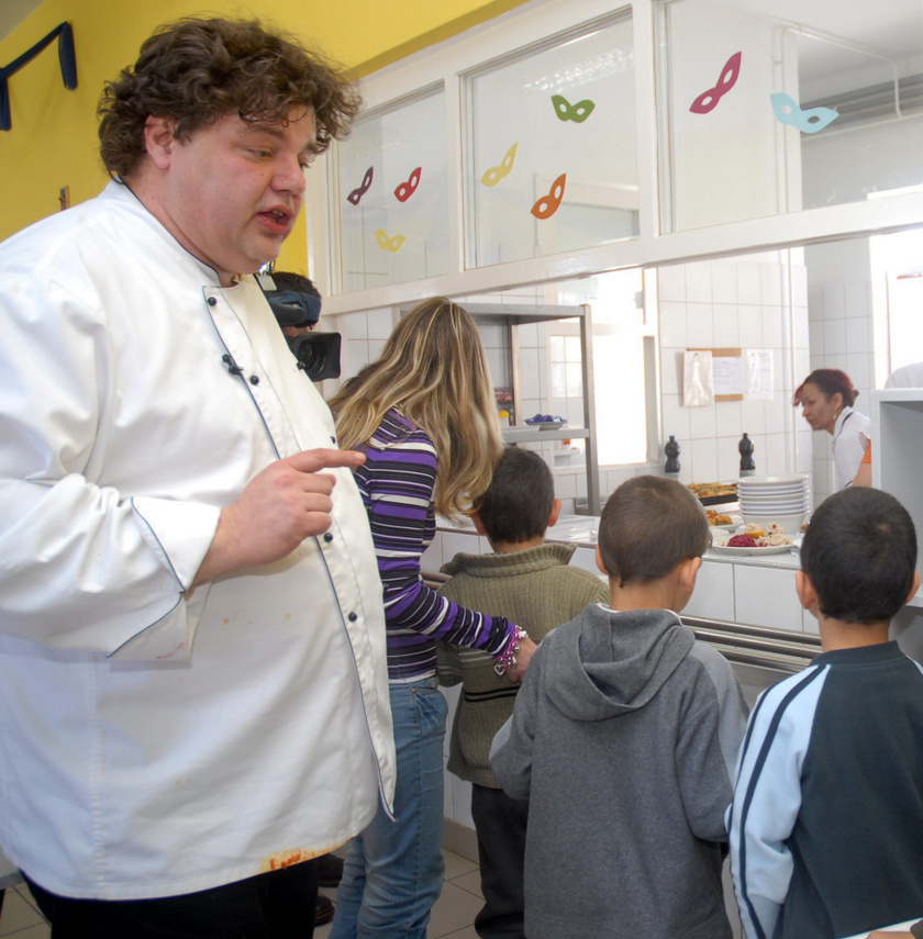 Buday Péter mesterszakács gyerekekkel beszélget 2010 februárjában, miután főzött a Heves megyei Kerecsend általános iskolásainak.