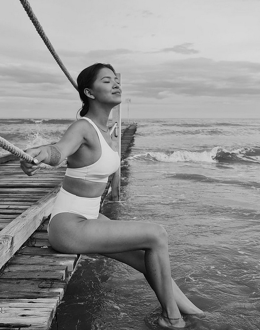 A fekete-fehér felvételt Caramel készítette a feleségéről. Szilvi az olasz tengerpartot fehér bikiniben élvezi, egy magasított derekú darabot választott.