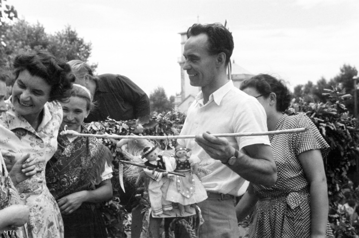 Rajk László belügyminiszter és felesége Rajk (Földi) Júlia (b) a dorogi aratóünnepen, ahol a Magyar Kommunista Párt (MKP) vezetői is részt vettek