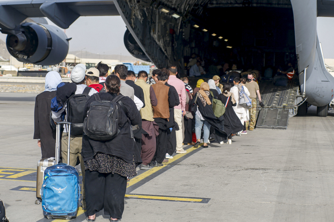 Az embereket repülőgéppel igyekeznek kimenekíteni az országból