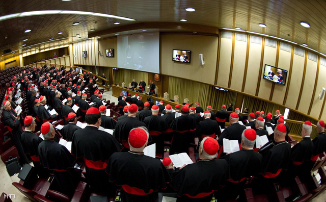 L'Osservatore Romano által közreadott kép az első általános kongregáción résztvevő bíborosokról Vatikánvárosban