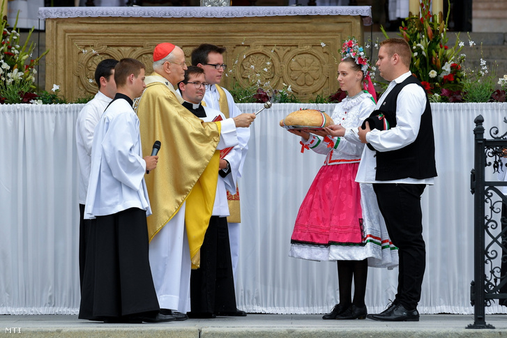 Erdő Péter bíboros, esztergom-budapesti érsek megáldja a Szent István-napi kenyeret az államalapító Szent István király ünnepén tartott szentmisén a Szent István-bazilika előtt 2021. augusztus 20-án