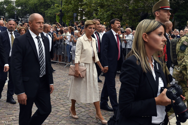 Áder János köztársasági elnök és felesége, Herczegh Anita (középen) az államalapító Szent István király ünnepén tartott Szent Jobb-körmeneten a Szent István-bazilika előtt 2021. augusztus 20-án
