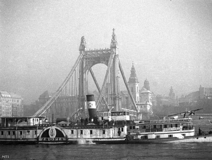 A II. világháború idején Németországba hurcolt, Zsófia nevű személyszállító gőzhajó hazaérkezik Budapestre 1946. december 17-én