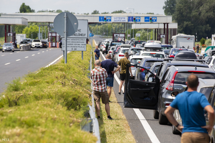 Várakozó autósok az M7-es autópályán a magyar–horvát határátkelő előtt Letenyénél 2020. július 11-én