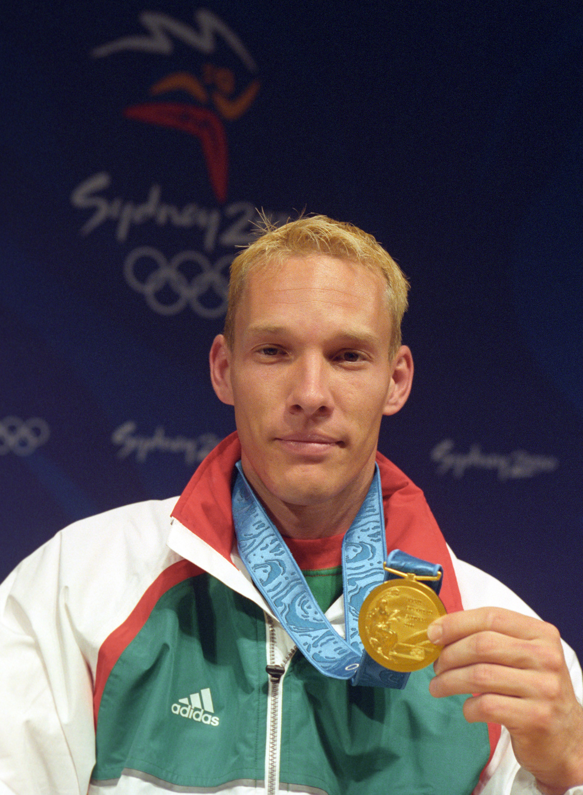 A férfi tornászok szerenkénti döntőjének gyűrűversenyén győztes Csollány Szilveszter az aranyérmét mutatja Sydney-ben 2000. szeptember 24-én.