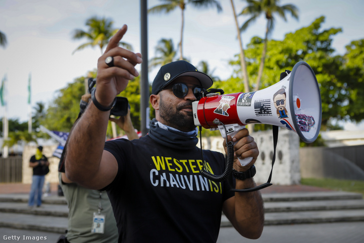 Henry Tarriot ellentüntet egy Black Lives Matter eseményen 2021 május 25-én