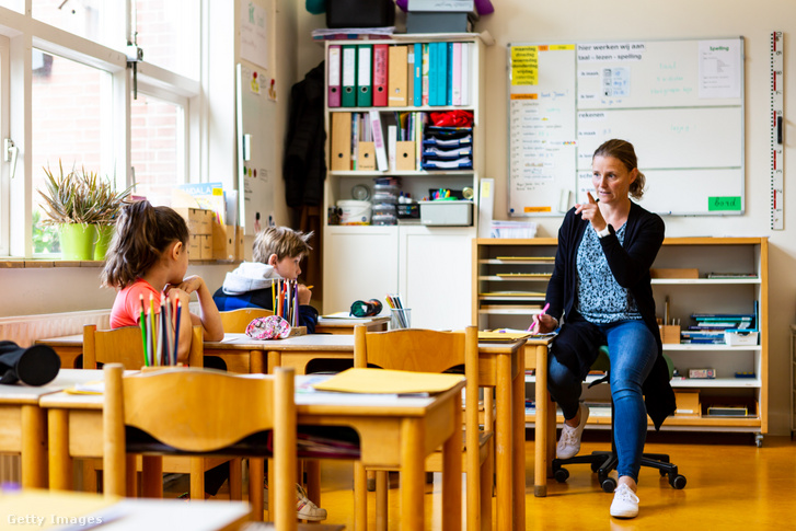 Egy tanár órát tart egy általános iskola egyik osztálytermében 2020. május 11-én Hollandiában