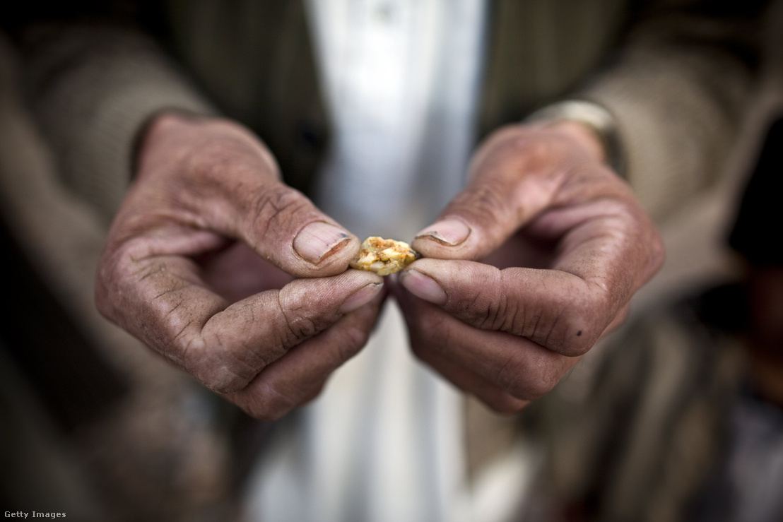 Egy afgán férfi egy kis aranyrögöt tart a kezében 2011. február 5-én
