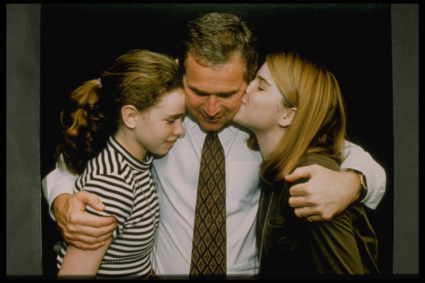 George Bush és lányai 1994-ben.