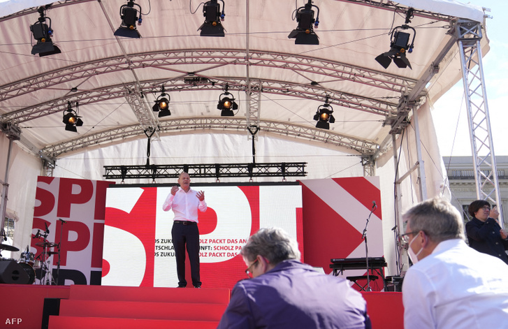 Olaf Scholz beszél támogatóihoz az SPD választási kampányrendezvényén Berlinben 2021. augusztus 27-én