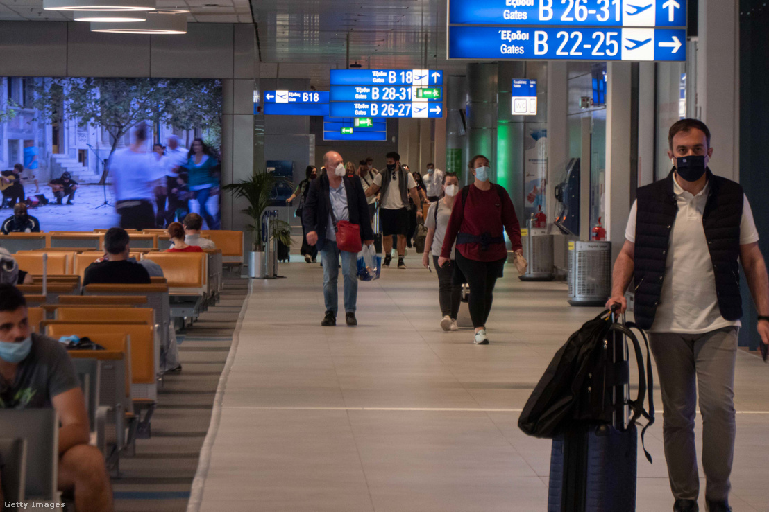 Arcmaszkot viselő utasok Elefthériosz Venizélosz nemzetközi repülőtéren, Athénban 2021. július 18-án