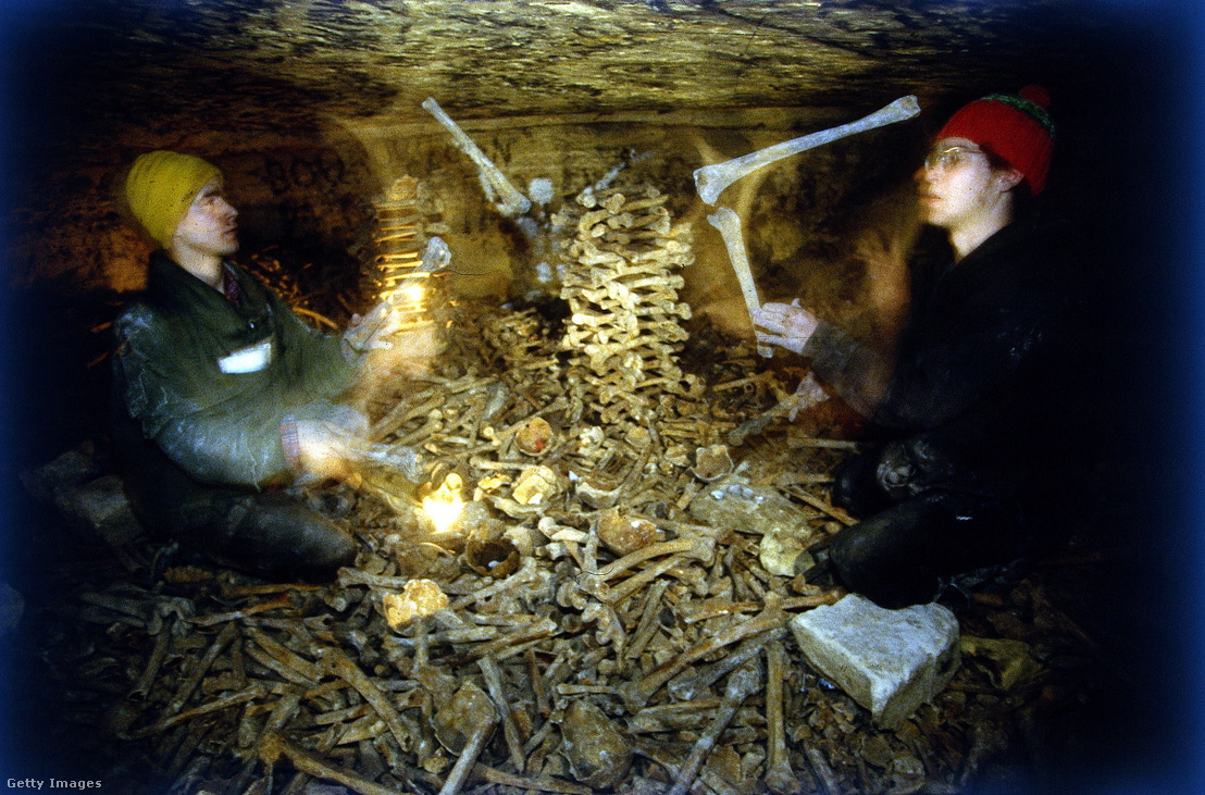 Fiatalok a párizsi katakombákban 1996-ban