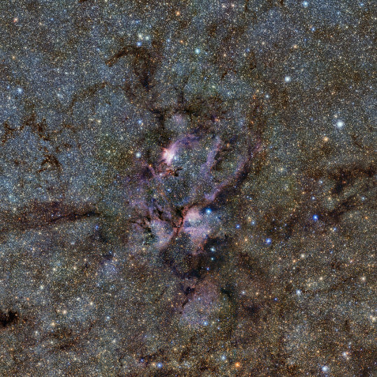 Az NGC 6357 az ESO VISTA-távcsövének infravörös felvételén (ESO/VVV Survey)