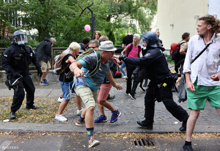 Rendőri beavatkozás egy németországi tüntetésen