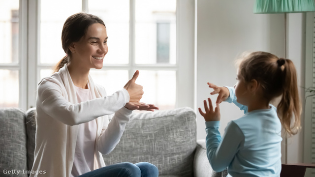 A siket szülők jelnyelven kommunikálnak