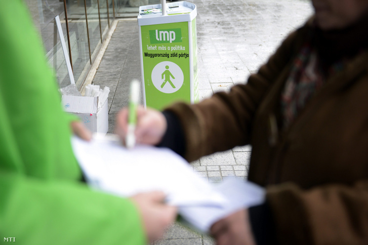 LMP-s aktivisták aláírásokat gyűjtenek 2015. január 5-én Veszprém belvárosában