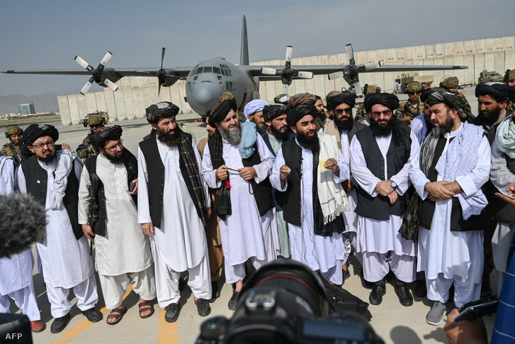 Tálib vezetők végigvonulnak a kabuli repülőtér kifutópályáján, így jelezve győzelmüket 2021 augusztus 31-én